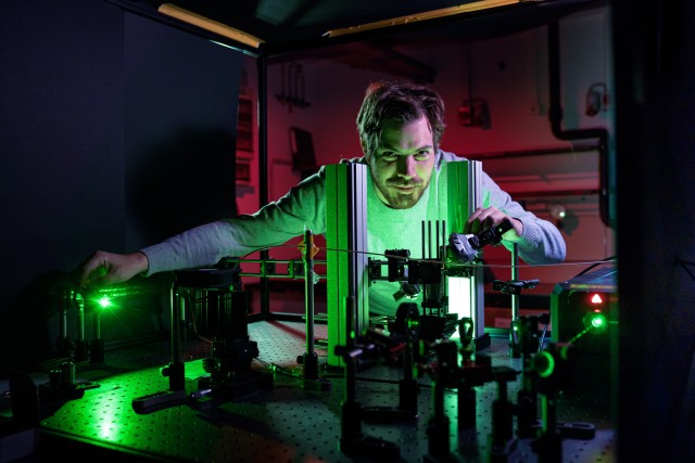 Dominik Bucher in his lab at TUM.