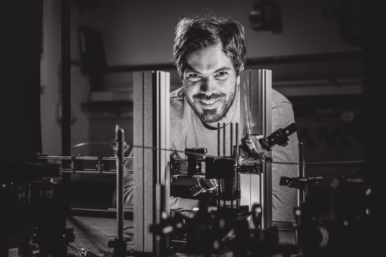 Dominik Bucher in his lab at TUM.