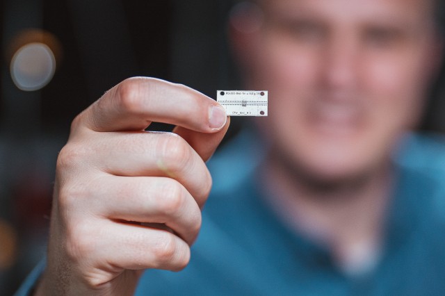 Assembly of a microwave antenna with epitaxially grown diamond.