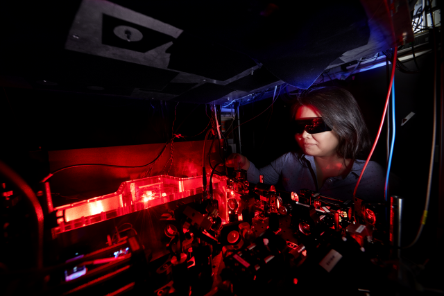 Master Program in QST Female researcher working on a laser table top.