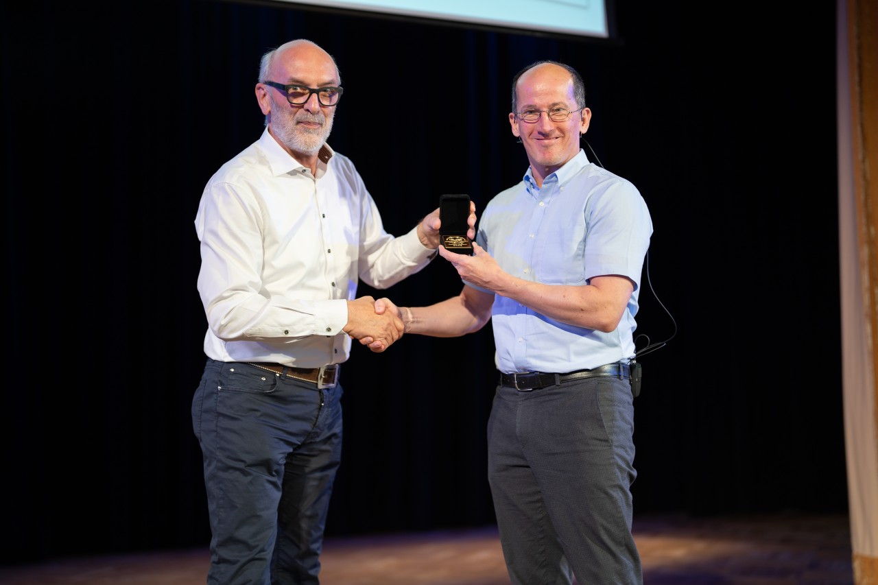 Rudolf Groß presents Andreas Wallraff the Distinguished Lecturer Medal.
