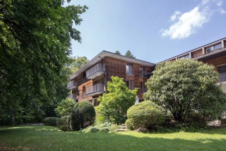 Haus der bayerischen Landwirtschaft am Ammersee surrounded by greenary.