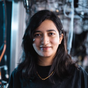 Profil photo of Phd student, Pooja Malik, standing in her laboratory.