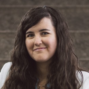 Ángela Capel siiting on the stairs of the LMU Physics foyer. 