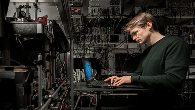 LMU physicist Tim van Leent working on a an experiment in the lab.