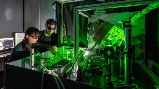PhD astudent Kristina Liu and Dr. Dominik Bucher adjusting a highly precise quantum magnetometer. At the heart of this sensor is a diamond into which nitrogen has been specifically incorporated. 