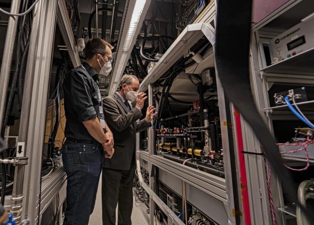 Sebastian Blatt offers a lab tour to Bavarian Economics Minister Hubert Aiwanger.