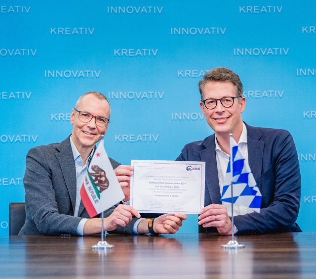 Prof. Bloch and State Minister Markus Blume hold the certificate stating the funding of the Cal-Bay Summer School. 