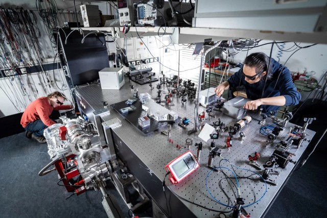 A new experiment to develop an optical hydrogen clock is being set up. 