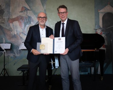 Prof. Rudolf Gross and Minister of State for Science and the Arts Markus Blume