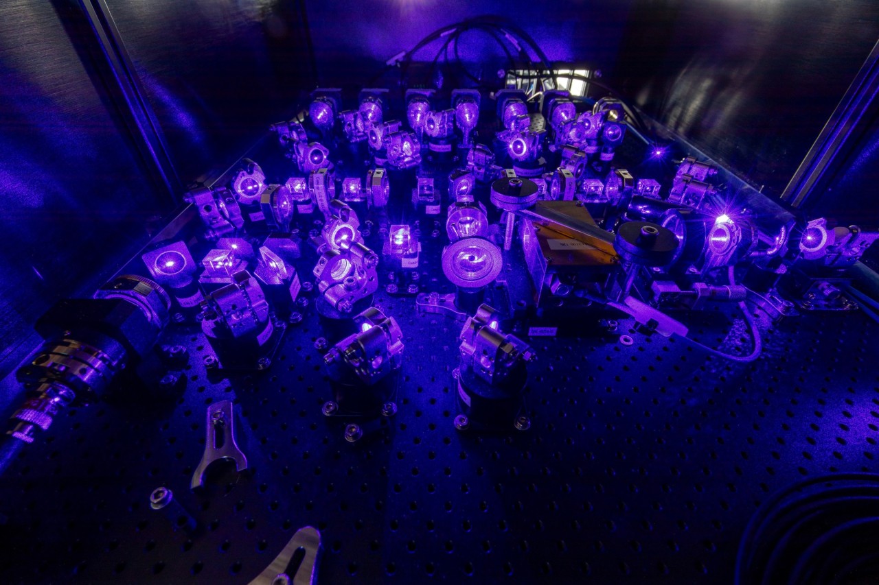 Laser beams are directed onto individual atoms in the quantum register by countless mirrors. Laser beams are directed onto individual atoms in the quantum register by countless mirrors.