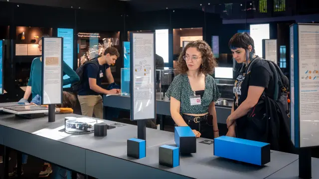Paula García-Mochales (right) and the participants of the science communication training course explore the exhibition. 