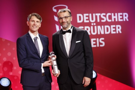 Two of planqc’s three founders (from left) Dr. Johannes Zeiher (Principal Scientist) and Sebastian Blatt (CTO) with the German Entrepreneur Award in the “StartUp” category. 
