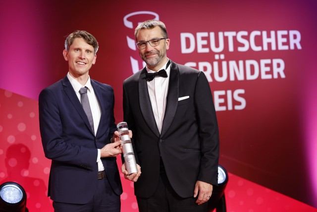 Two of planqc’s three founders (from left) Dr. Johannes Zeiher (Principal Scientist) and Sebastian Blatt (CTO) with the German Entrepreneur Award in the “StartUp” category. 