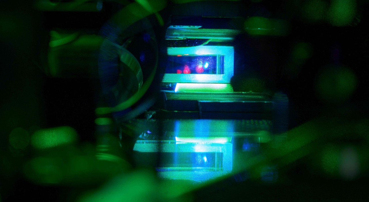 Absolute control The image shows a so-called magneto-optical trap, in which a cold cloud of atoms is trapped in a glass cell.
