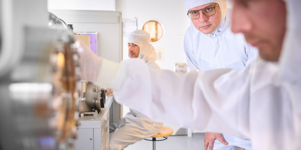 Prof. Dmitri Efetov (center) with colleagues in his laboratory at LMU. Prof. Dmitri Efetov (center) with colleagues in his laboratory at LMU.