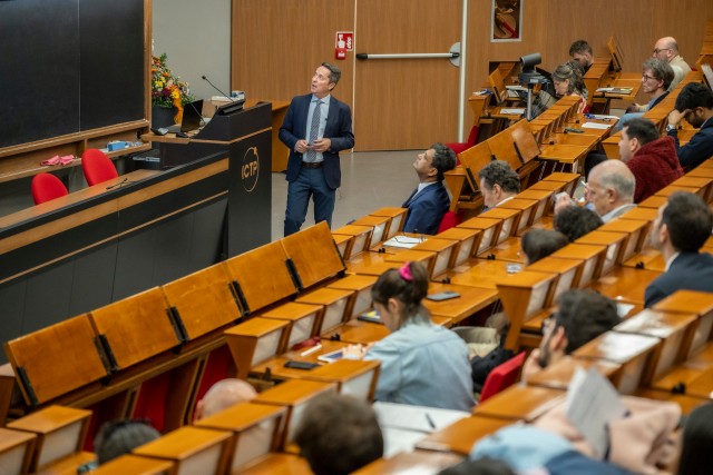 Ignacio Cirac offering a on “Quantum computers and many-body states