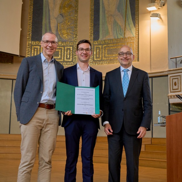 Supervisor Professor Immanuel Bloch, award winner Dr. Alexander Impertro and dean Professor Ulrich Schollwöck