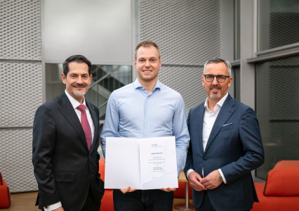 Valentin Leeb receives the TUM Doctoral thesis award, from Joachim Post (BMW) and TUM President Thomas F. Hofmann. 