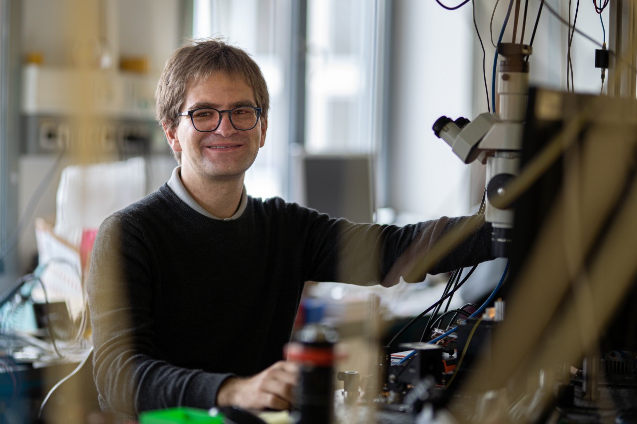 Matthias Mader working in his laboratory at LMU Munich.