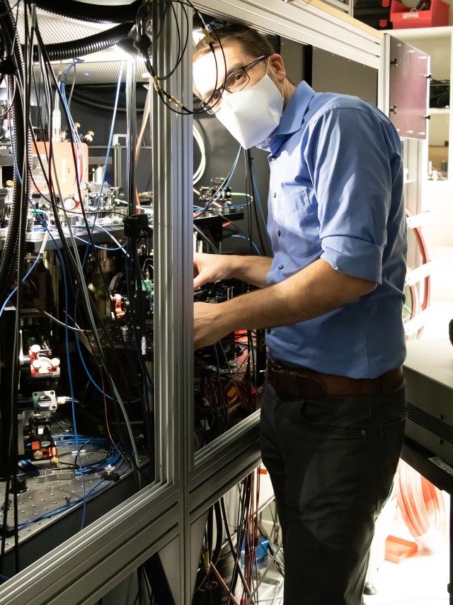 Sebastian Blatt working on an experiment in his lab at MPQ, wearing a mask. 