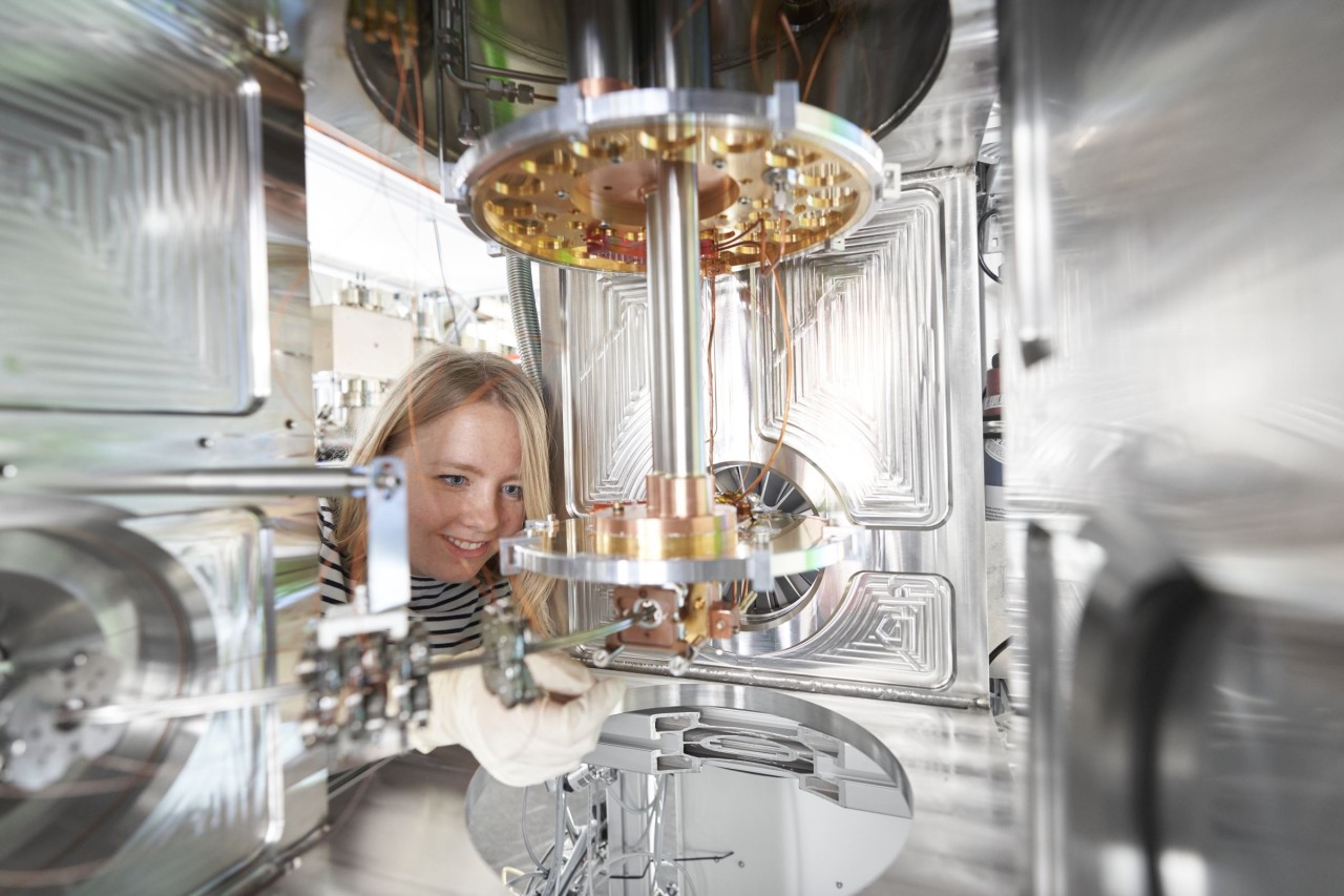 Isabel Rabey working on an experiment in the Quantum Dynamics lab at MPQ: