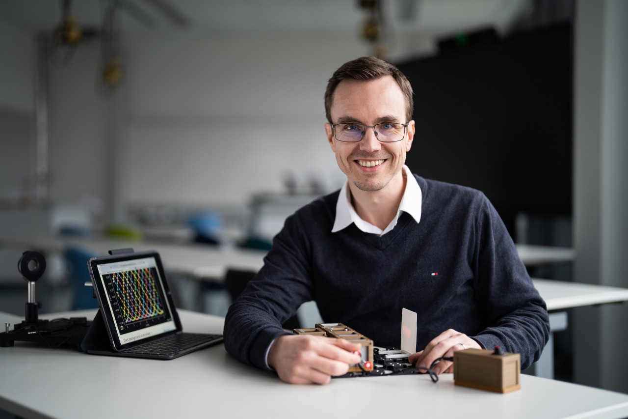 Male resarcher on physics didactics showing one of the hands-on experiments. 