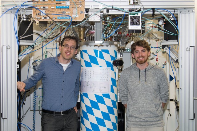 Stefan Pogorzalek (r) and co-author Dr. Frank Deppe with the cryostat, in which they have realized a quantum LAN for the first time. 