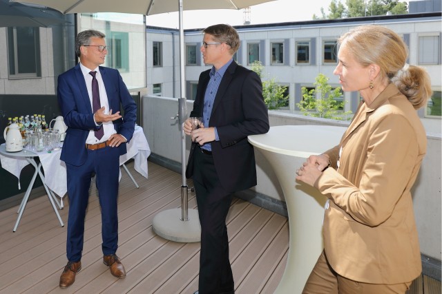 From left to right: Bernd Sibler, Stefan Filipp, and Birgit Schmid debate on cool quantum technology at a hot summer day.